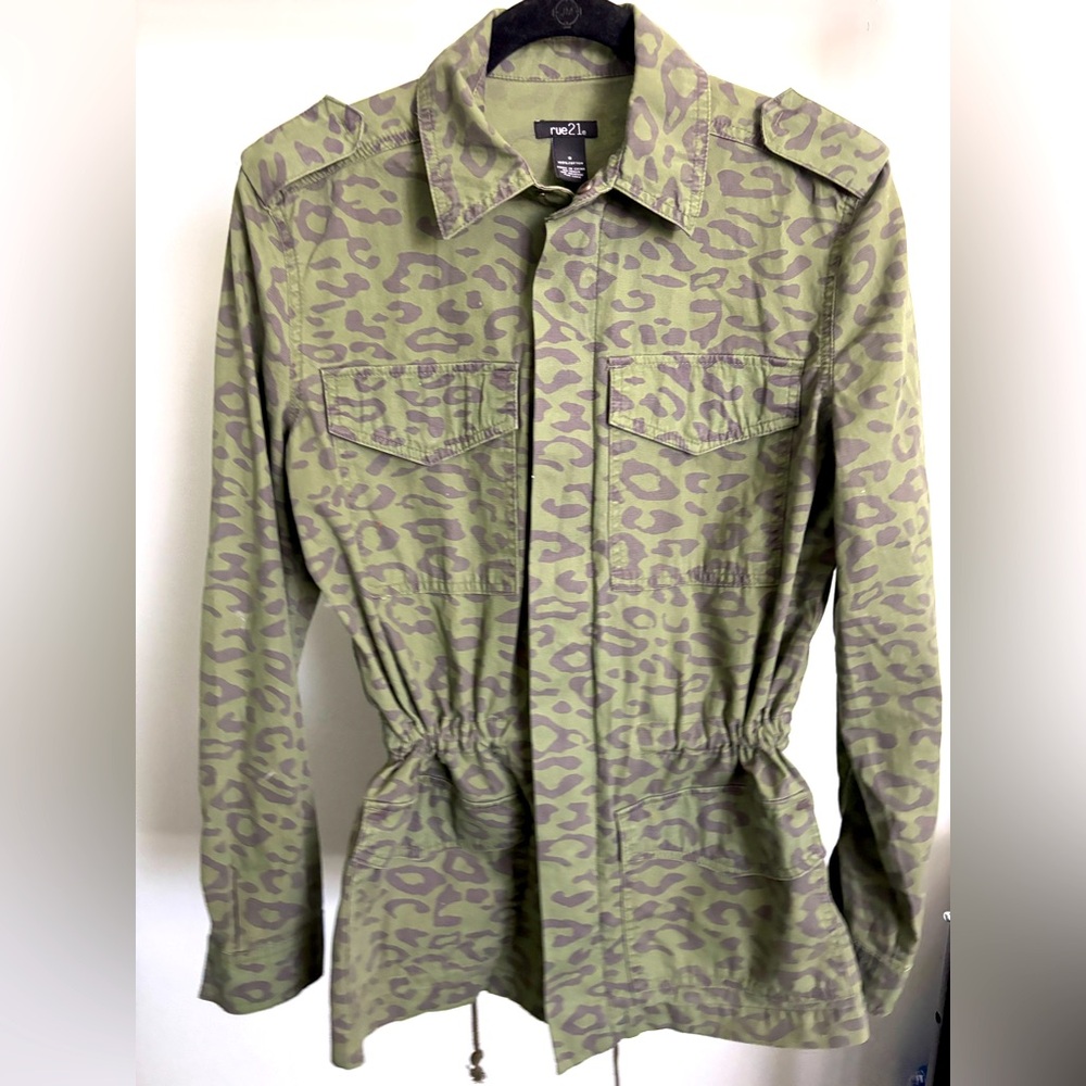 Leopard print cinch at waste jacket.